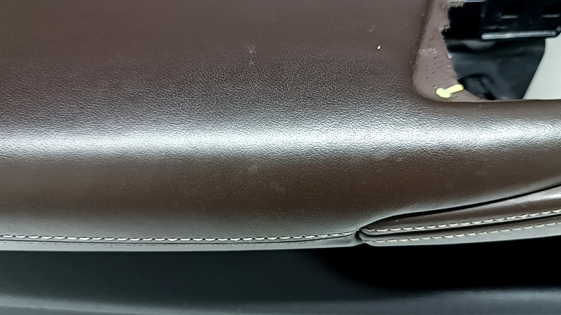 Ornament ușă, stânga față, BMW 5 G30 17-23, negru, cu memorie scaun, cotieră și inserție din piele maro închis, ornament din lemn de rădăcină de nuc, cu mâner și ornamente Harman Kardon, cu iluminare din spate, zgârieturi, necesită curățare, mâner defect