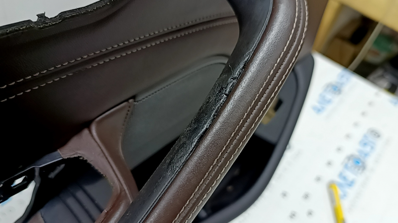 Ornament ușă, stânga față, BMW 5 G30 17-23, negru, cu memorie scaun, cotieră și inserție din piele maro închis, ornament din lemn de rădăcină de nuc, cu mâner și ornamente Harman Kardon, cu iluminare din spate, zgârieturi, necesită curățare, mâner defect