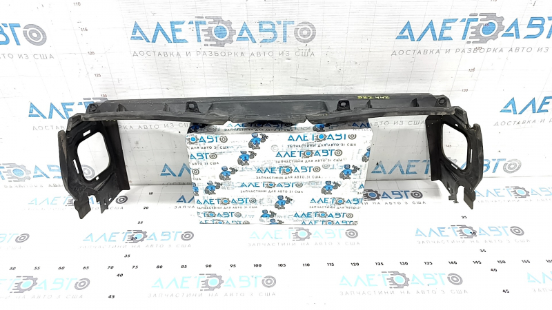 Deflectorul superior al radiatorului de la BMW 5 G30 17-23 are garnitura uscată