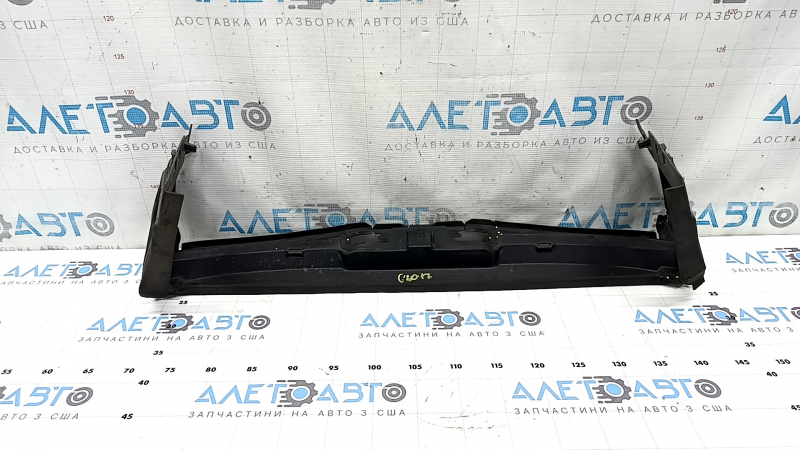 Deflectorul superior al radiatorului de la BMW 5 G30 17-23 are garnitura uscată