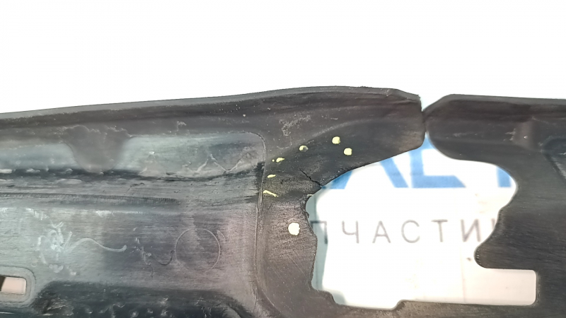 Deflectorul superior al radiatorului de la BMW 5 G30 17-23 are garnitura uscată