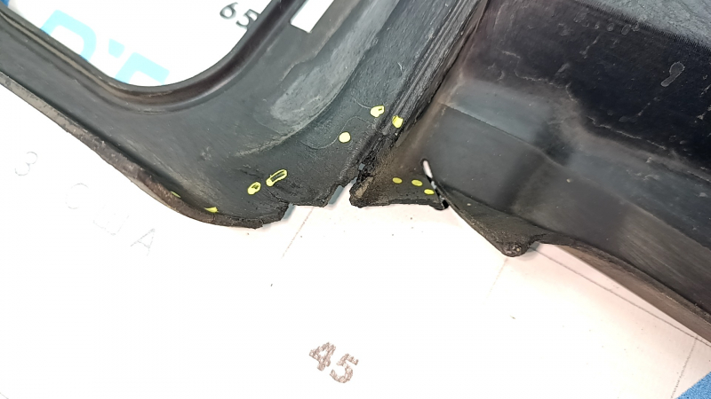 Deflectorul superior al radiatorului de la BMW 5 G30 17-23 are garnitura uscată