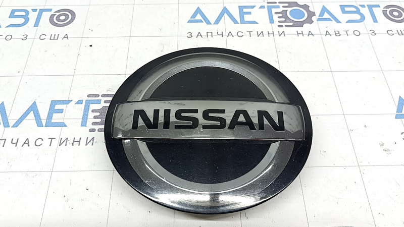 Эмблема передняя решетки радиатора Nissan Rogue 17-20 круглая, под радар, песок