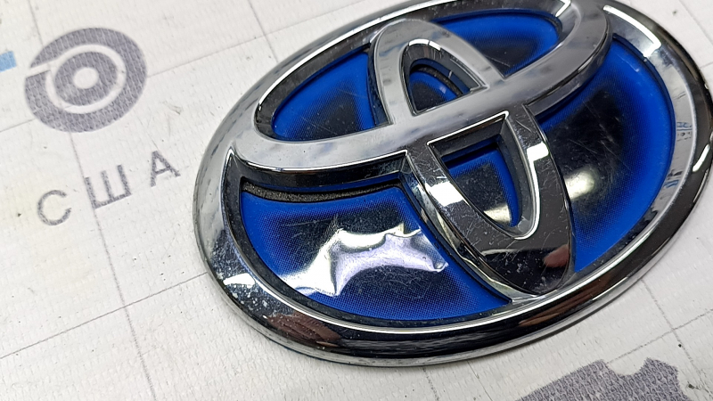 Эмблема двери багажника Toyota Prius 50 16-22 сломаны направляющие, царапины