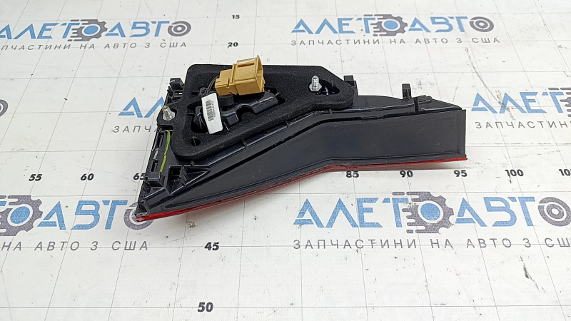 Фонарь внутренний крышка багажника правый VW Jetta 19-24 треснуто стекло