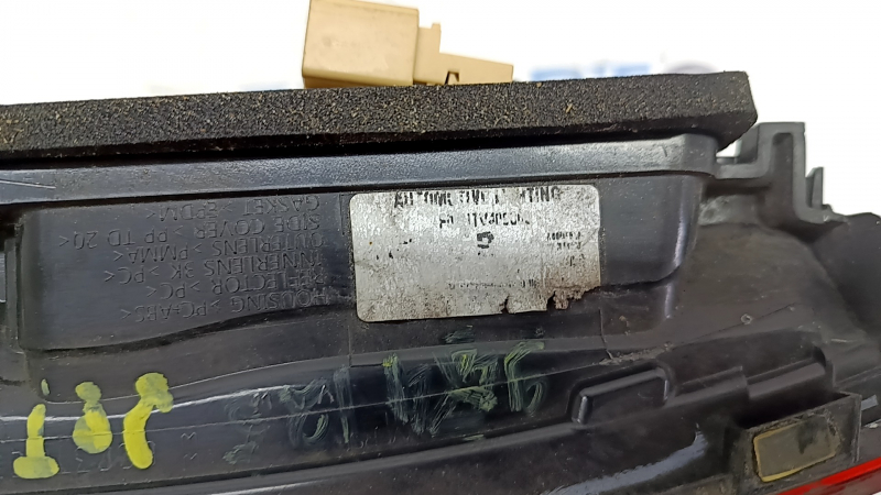 Фонарь внутренний крышка багажника правый VW Jetta 19-24 треснуто стекло