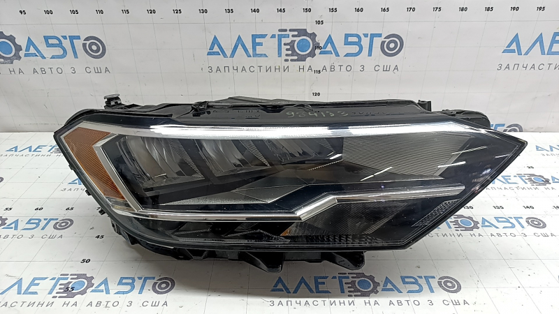 Фара передняя правая VW Jetta 19-24 в сборе LED, сколы, паутина под стеклом