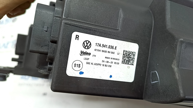 Фара передняя правая VW Jetta 19-24 в сборе LED, сколы, паутина под стеклом