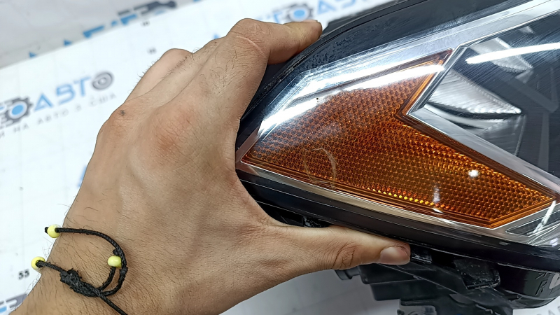 Фара передняя правая VW Jetta 19-24 в сборе LED, сколы, паутина под стеклом