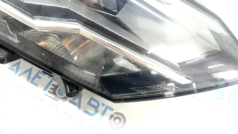 Фара передняя правая VW Jetta 19-24 в сборе LED, сколы, паутина под стеклом