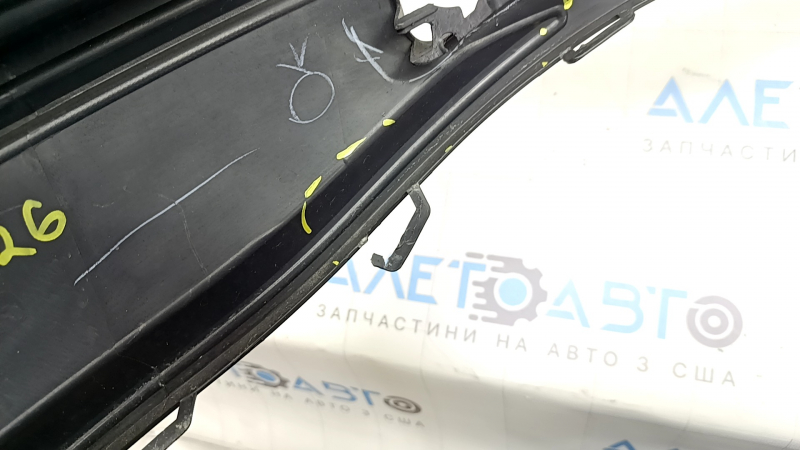 Накладка заднего бампера VW Jetta 22-26 скол, потерта, надломаны крепления