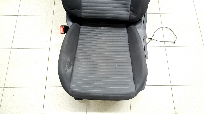Водительское сиденье VW Jetta 22-26 без airbag, механическое, ткань черная, под химчистку