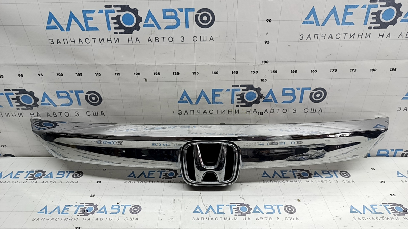 Молдинг решетки радиатора верхний центральный Honda Accord 18-22 светлый хром, с креплением и значком, под полировку, надломано крепление