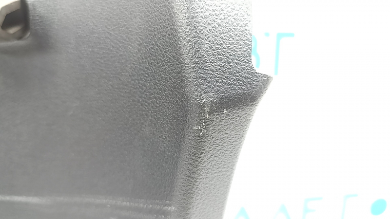 Garnitura inferioară a portbagajului modelului Nissan Ariya 23-26 este neagră, există zgârieturi, plasticul a devenit alb, elementul de fixare este rupt