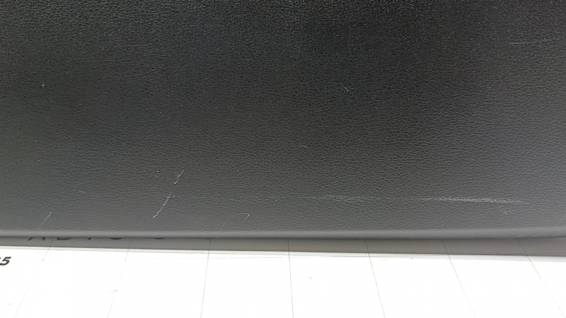 Garnitura inferioară a portbagajului modelului Nissan Ariya 23-26 este neagră, există zgârieturi, plasticul a devenit alb, elementul de fixare este rupt