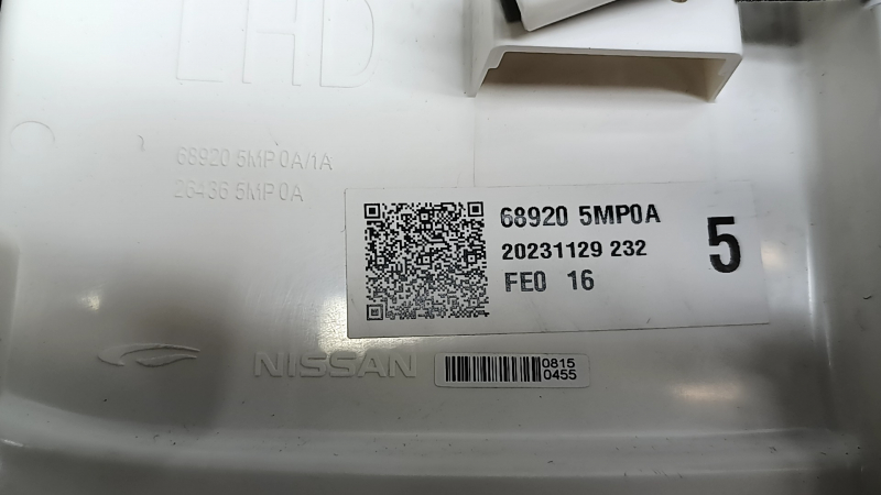 Накладка передней панели центральная нижняя Nissan Ariya 23-26 с подсветкой, царапины