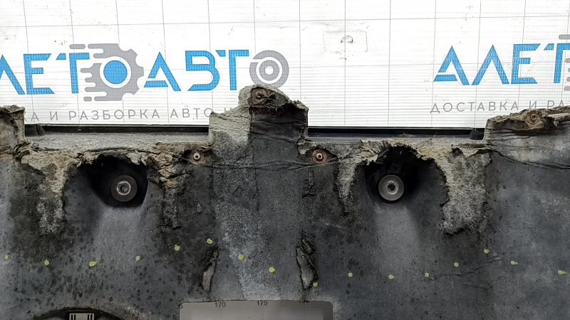 Protecție motor Kia Niro 17-22 HEV, rupturi în componenta PHEV, fragment lipsă