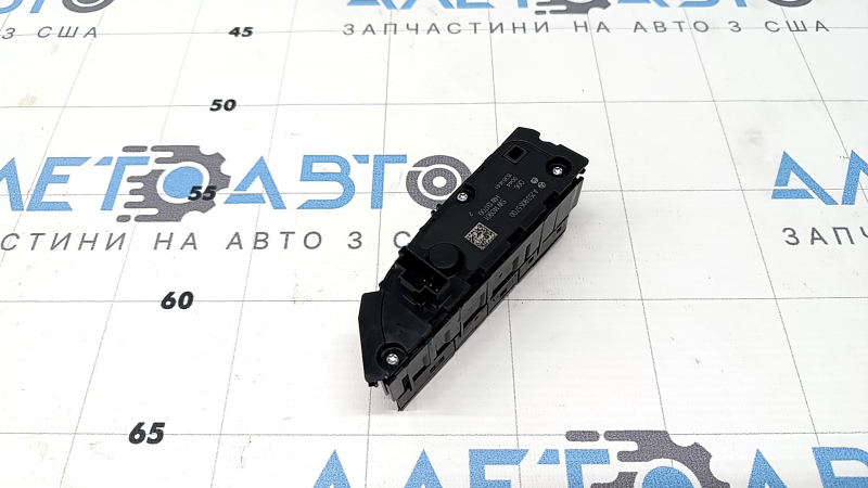 Butoanele de control de pe consola centrală din dreapta a modelului Mercedes GLC 19-20 prezintă zgârieturi