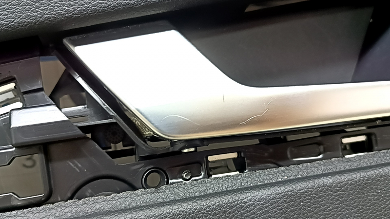 Обшивка двери карточка передняя левая Audi Q5 80A 21-25 черная с бежевым, подлокотник и вставка кожа бежевая, с ручкой, под память сиденья, царапины, под чистку