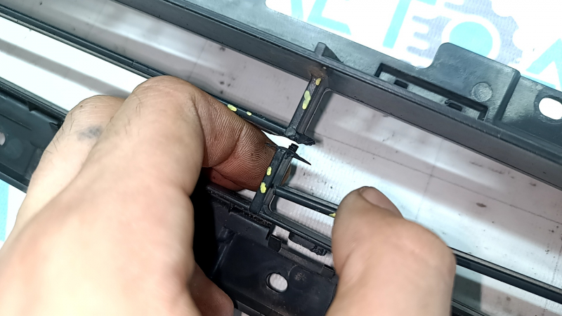 Grila inferioară a barei de protecție față a modelului Audi Q3 16-17, de sub bara de protecție monobloc, este crăpată