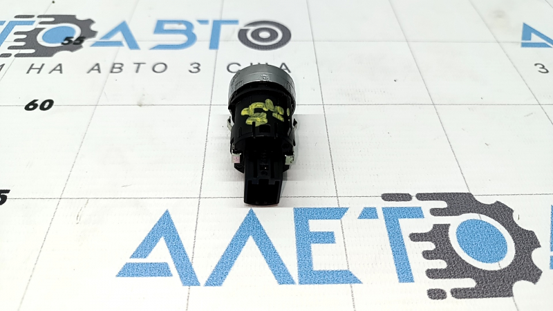 Butonul start-stop al modelului Audi Q3 8U 15-18 este uzat