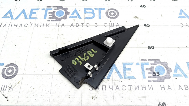 Triunghi exterior al ușii spate stânga a unui Audi Q3 8U 15-18, negru lucios