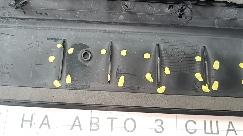 Накладка порога внешняя передняя левая Audi Q5 80A 18-25 черная с хромом, потерта, сломаны ребра