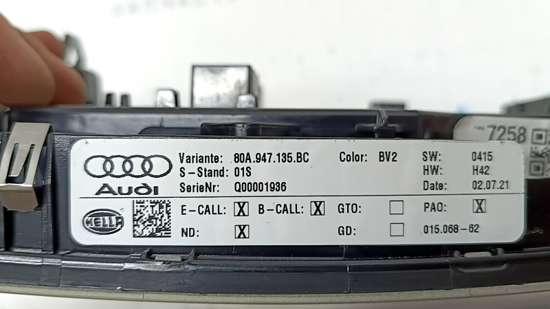 Плафон освещения передний в сборе Audi Q5 80A 21-25 без панорамы, бежевый с кнопкой SOS, царапины