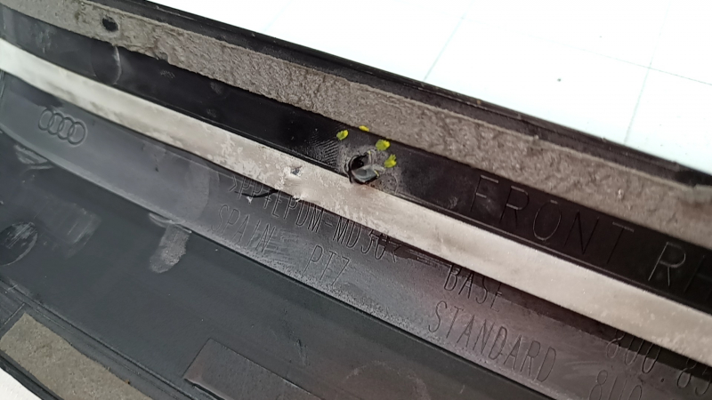 Ornament prag exterior față dreapta Audi Q3 8U 15-18 negru, zgârieturi, ghidaje rupte