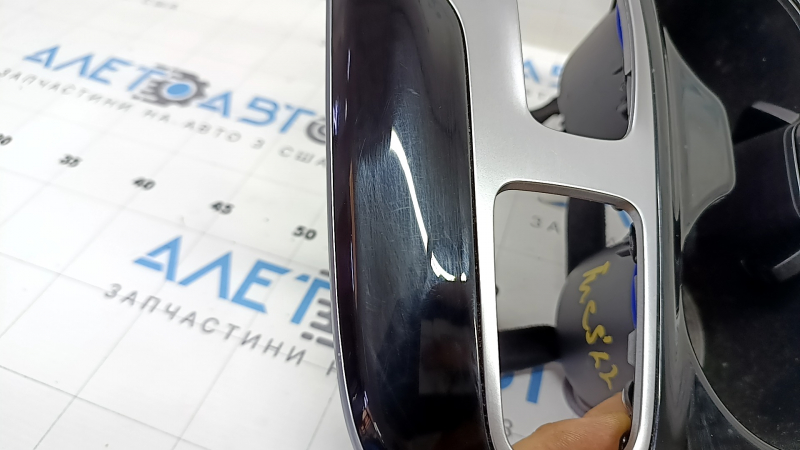 Накладка центральной консоли с подстаканниками Hyundai Tucson 22-24 под подогрев сидений и селектор с кнопками, потерты, царапины