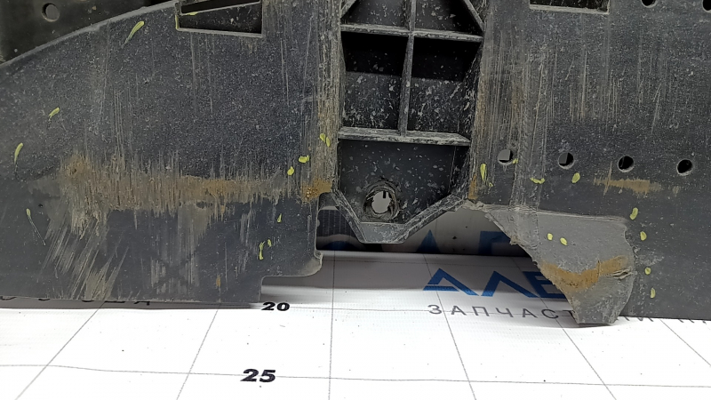 Protecție centrală bară față Audi Q3 8U 16-18, fragment lipsă, uzată, spartă