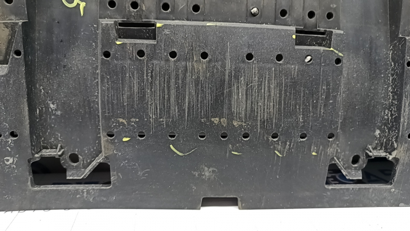 Protecție centrală bară față Audi Q3 8U 16-18, fragment lipsă, uzată, spartă