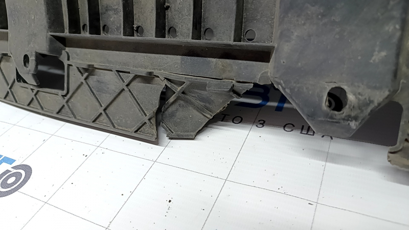 Protecție centrală bară față Audi Q3 8U 16-18, fragment lipsă, uzată, spartă