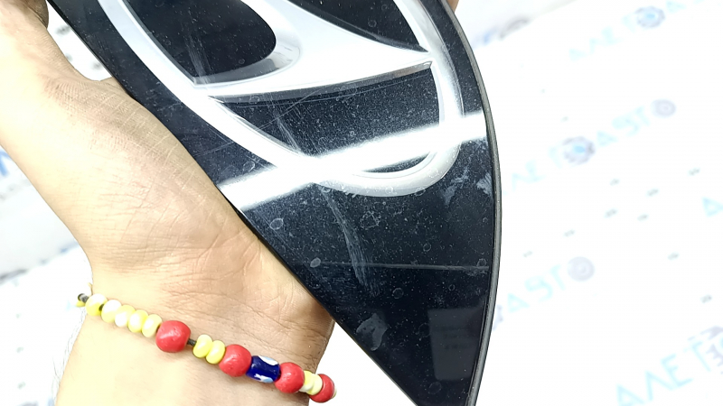 Zgârieturi pe emblema hayonului la Hyundai Tucson 22-24