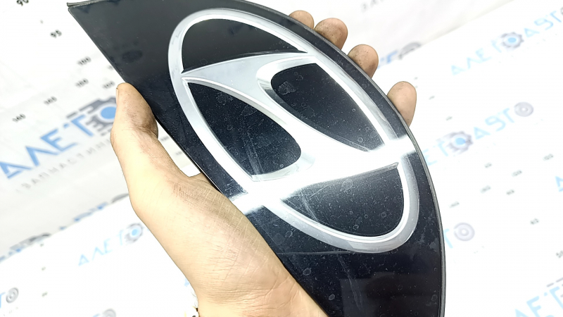 Zgârieturi pe emblema hayonului la Hyundai Tucson 22-24