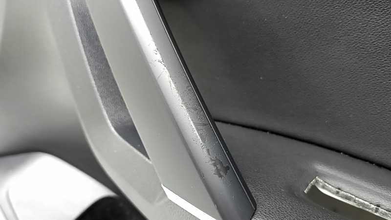 Ornament ușă, placă dreapta față, VW Tiguan 18-20, negru, cu tweeter, cotieră și inserție, piele, cu mâner, zgârieturi, o îndoitură, strat de protecție al mânerului decojit