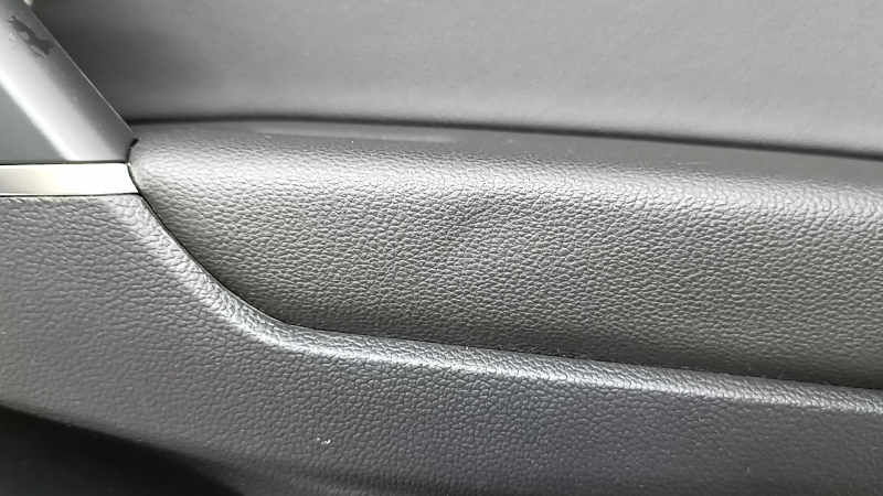 Ornament ușă, placă dreapta față, VW Tiguan 18-20, negru, cu tweeter, cotieră și inserție, piele, cu mâner, zgârieturi, o îndoitură, strat de protecție al mânerului decojit