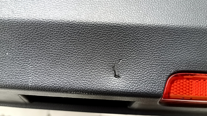 Ornament ușă, placă dreapta față, VW Tiguan 18-20, negru, cu tweeter, cotieră și inserție, piele, cu mâner, zgârieturi, o îndoitură, strat de protecție al mânerului decojit