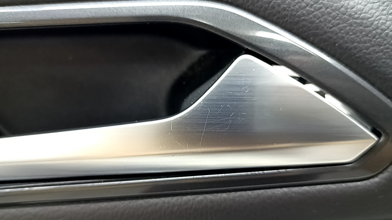 Ornament ușă, placă dreapta față, VW Tiguan 18-20, negru, cu tweeter, cotieră și inserție, piele, cu mâner, zgârieturi, o îndoitură, strat de protecție al mânerului decojit