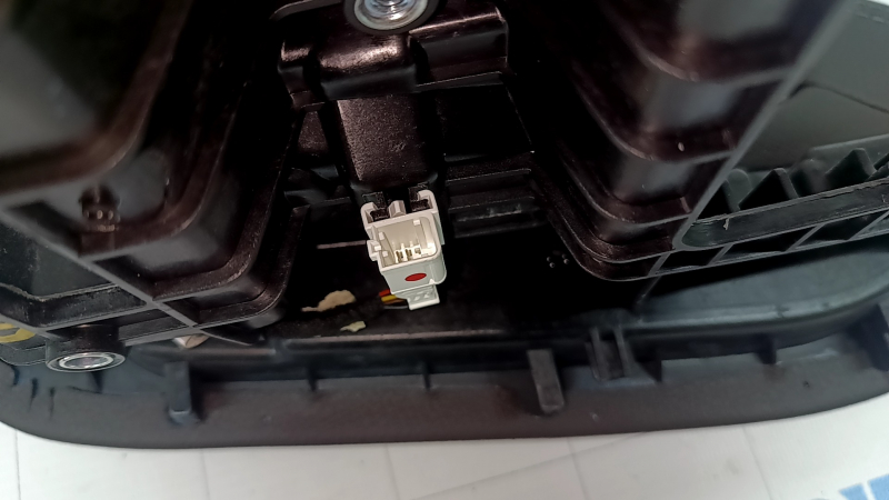 Накладка центральной консоли верхняя Mercedes W167 GLE 20-25 кожа коричневая с хром, с подсветкой