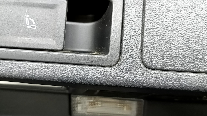 Обшивка арки левая VW Tiguan 18-19 черная под 3 ряда, с рычагом откидывания задних сидений, без решетки, царапины