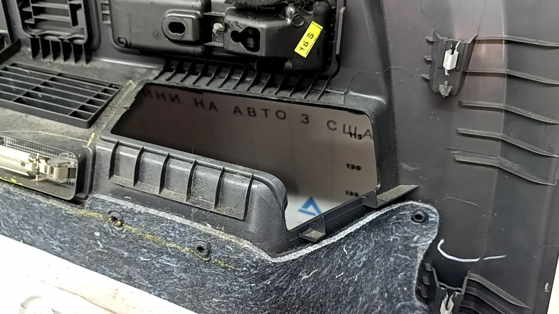 Обшивка арки левая VW Tiguan 18-19 черная под 3 ряда, с рычагом откидывания задних сидений, без решетки, царапины
