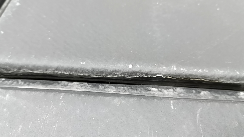 Covoraș portbagaj față dreapta VW Tiguan 18-24 negru, din material textil, pentru 3 rânduri de scaune, crăpat, necesită curățare