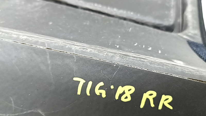 Covoraș portbagaj față dreapta VW Tiguan 18-24 negru, din material textil, pentru 3 rânduri de scaune, crăpat, necesită curățare
