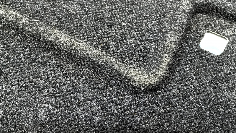 Covoraș portbagaj față dreapta VW Tiguan 18-24 negru, din material textil, pentru 3 rânduri de scaune, crăpat, necesită curățare
