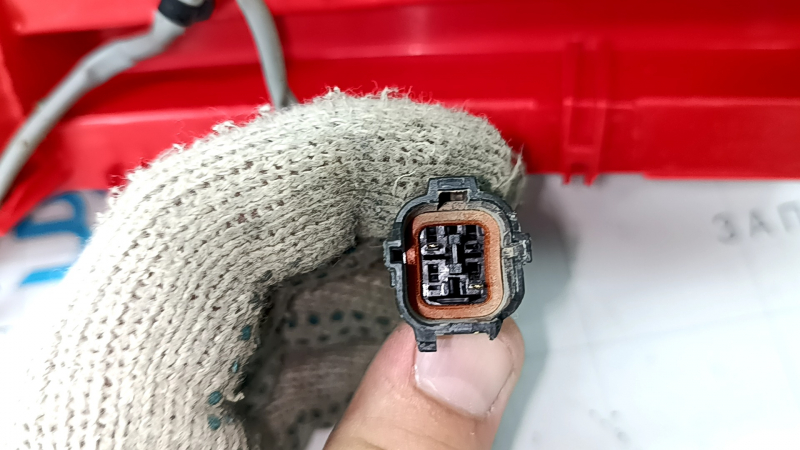 Conector lampă bară spate dreapta Hyundai Santa FE 21-23 în partea de jos, suport conector defect