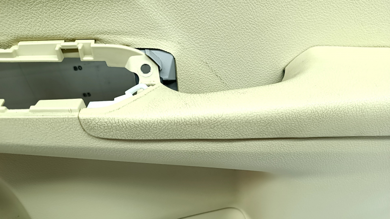 Обшивка двери карточка передняя правая Toyota Camry v55 15-17 usa бежевая с бежевой вставкой пластик, подлокотник резина, под химчистку, царапины, трещина в креплении