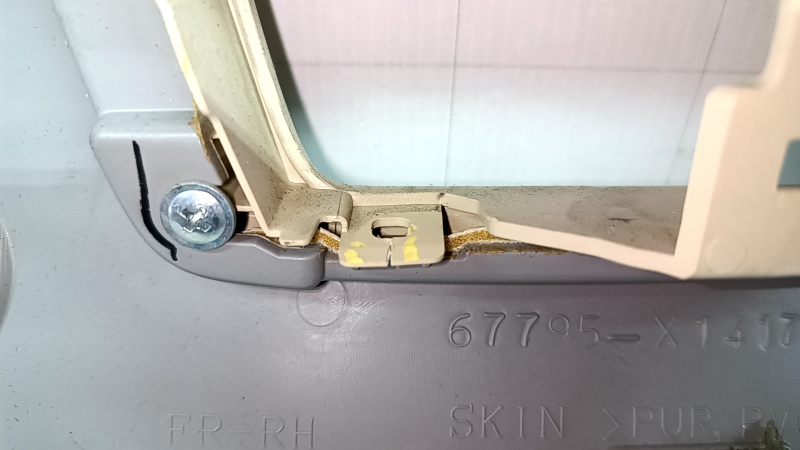 Обшивка двери карточка передняя правая Toyota Camry v55 15-17 usa бежевая с бежевой вставкой пластик, подлокотник резина, под химчистку, царапины, трещина в креплении