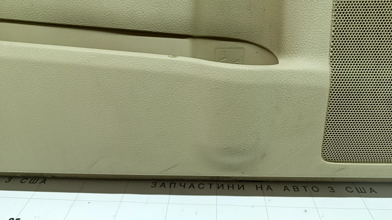 Обшивка двери карточка передняя левая Toyota Camry v55 15-17 usa бежевая с бежевой вставкой пластик, подлокотник резина, под химчистку, царапины