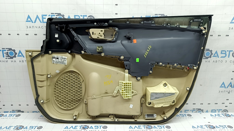 Обшивка двери карточка передняя левая Toyota Camry v55 15-17 usa бежевая с бежевой вставкой пластик, подлокотник резина, под химчистку, царапины